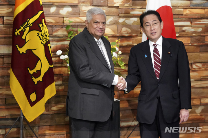 [도쿄=AP/뉴시스]라닐 위크레마싱헤 스리랑카 대통령(왼쪽)과 기시다 후미오 일본 총리가 지난 5월25일 도쿄 총리관저에서 회담에 앞서 악수하는 모습. 2023.06.08.