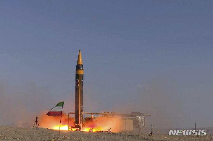 [테헤란(이란)=AP/뉴시스]이란 국방부가 25일 공개한 사진 속에서 북한 무수단 미사일을 본따 만든 신형 탄도미사일 코람샤르-4 미사일이 발사되고 있다. 핵 프로그램을 둘러싸고 서방과의 긴장이 높아지는 가운데 이란이 25일 코람샤르라 이름붙인 액체 연료 사용 신형 탄도미사일을 공개했다. 2023.05.25.