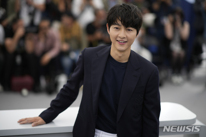 [칸=AP/뉴시스] 송중기가 25일(현지시각) 프랑스 남부 칸에서 열린 제76회 칸 국제영화제 '주목할 만한 시선' 부문 초청작 '화란'(Hopeless) 포토콜 행사에 참석해 포즈를 취하고 있다. 2023.05.26.