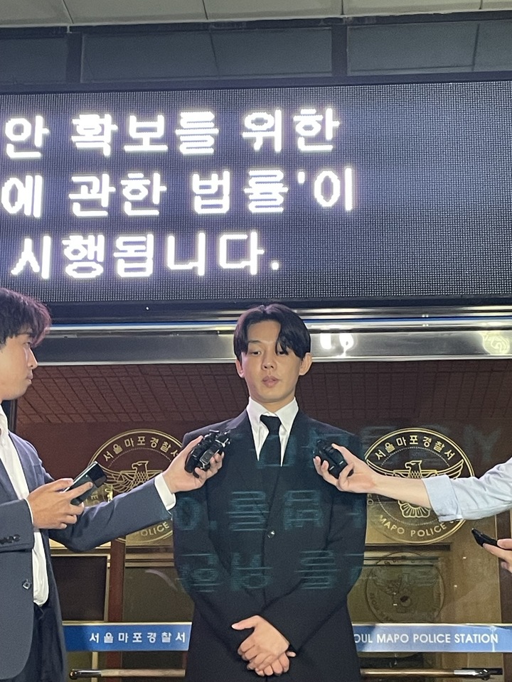 [서울=뉴시스] 임철휘 기자 = 프로포폴과 코카인 등 마약류 투약 혐의를 받고 있는 배우 유아인에 대한 구속영장이 기각된 후 서울 마포경찰서 앞에서 취재진의 질문에 답하고 있다. 2023.05.24. fe@newsis.com *재판매 및 DB 금지