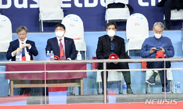 [서울=뉴시스]채희봉(왼쪽) 전 한국가스공사 사장과 신선우(왼쪽에서 세 번째) 총감독. (사진 = KBL 제공)