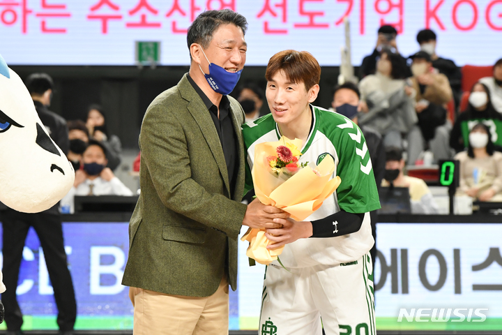 [서울=뉴시스]이민형(왼쪽) 한국가스공사 단장과 두경민 (사진 = KBL 제공)