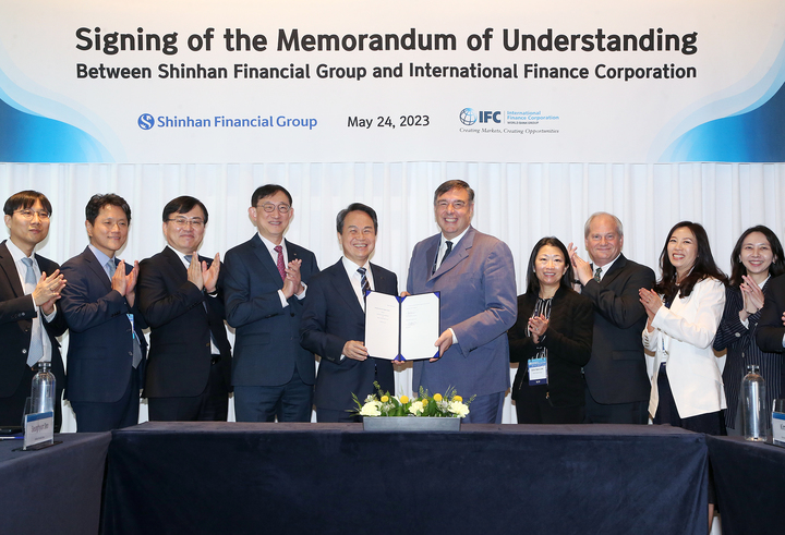 신한금융그룹은 24일 오후 서울 여의도에 위치한 페어몬트호텔에서 국제금융공사(IFC)와 글로벌 ESG 협업 확대를 위한 업무협약을 체결했다. 이날 협약식에 참석한 진옥동 신한금융 회장(왼쪽에서 다섯 번째)과 리카르도 풀리티 IFC 아시아-태평양 담당 부총재(왼쪽에서 여섯 번째)가 관계자들과 기념촬영을 하고 있다. (사진=신한금융 제공) *재판매 및 DB 금지