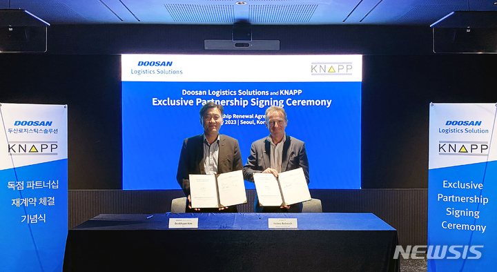 [서울=뉴시스]계약 체결식이 끝나고 DLS 김덕현 대표(왼쪽)가 크납 하이모 로보슈 부사장과 기념사진을 촬영하고 있다.(사진=DLS 제공)