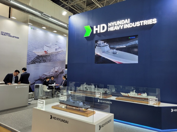 [말레이시아 랑카위] 유희석 기자 = 지난 23일부터 오는 27일까지 말레이시아 랑카위에서 열리는 방산 전시회 '리마(LIMA) 2023'에 참가한 HD현대중공업 직원들이 방문객 맞을 준비를 하고 있다. 2023.05.25 photo@newsis.com *재판매 및 DB 금지