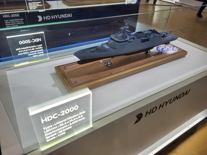 [말레이시아 랑카위] 유희석 기자 = HD현대중공업이 말레이시아 수출에 도전하는 2000톤급 연안 경비함(LMS) 'HDC-2000'이 23~27일 말레이시아 랑카위에서 열리는 방산 전시회 '리마(LIMA) 2023' 행사장 내 HD현대중공업 부스에 전시돼 있다. 2023.05.25 photo@newsis.com *재판매 및 DB 금지