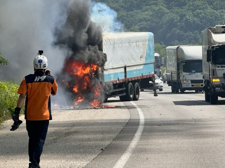 [용인=뉴시스] 경기 용인시 영동고속도로 서울방면을 달리던 화물차량에 불이 났다.&nbsp; (사진=경기도소방재난본부 제공)2023.5.25. photo@newsis.com *재판매 및 DB 금지