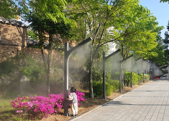 [서울=뉴시스]신계역사공원 산책로 쿨링포그.(사진=용산구 제공) *재판매 및 DB 금지