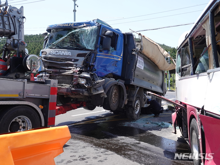 [제주=뉴시스] 오영재 기자 = 25일 오전 제주시 조천읍 선화교차로 인근에서 대만 관광객 30여명이 탑승한 버스와 덤프트럭이 충돌하는 사고가 발생해 경찰과 소방당국이 수습에 나서고 있다. 2023.05.25. oyj4343@newsis.com  