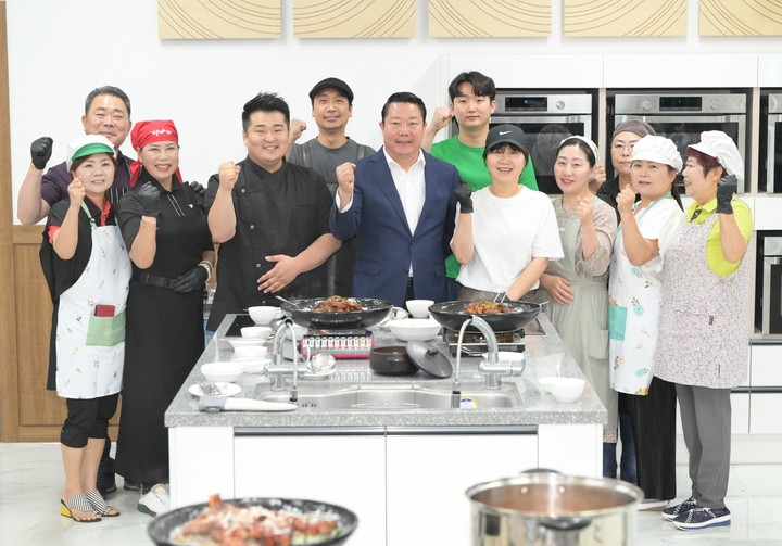 순창군 대표음식 '순창식 고추장불고기'와 '순창식 청국장'을 개발한 이원일 셰프(앞 왼쪽 세번째) 최영일 군수(앞 왼쪽 네번째)를 비롯해 대표음식 교육에 참여한 관내 업소 관계자들이 기념사진을 찍고 있다. *재판매 및 DB 금지