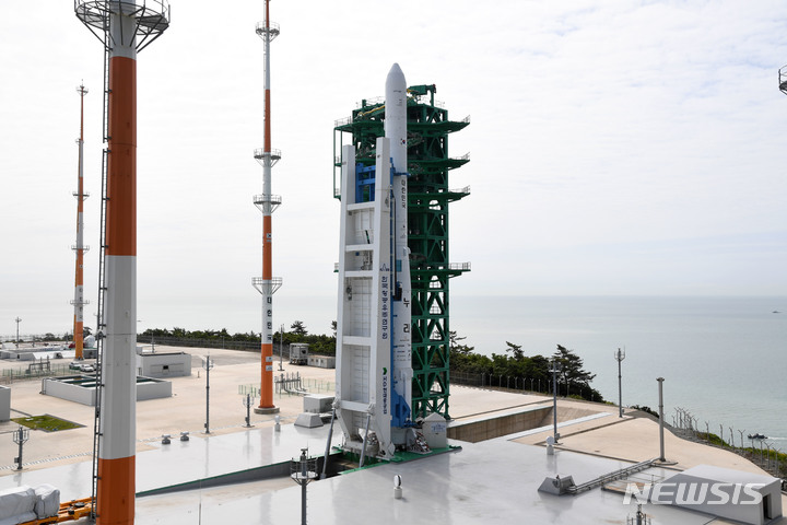 [고흥 나로우주센터=뉴시스]25일 발사 준비 자동 제어시스템과 발사대 장비 제어 시스템 이상 상황 점검 및 조치를 완료한 누리호가 발사대에 기립해있다. (사진=항우연 제공)