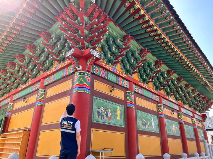 [익산=뉴시스] 강명수 기자 =전북 익산경찰서는 부처님 오신날을 맞아 사찰 내 범죄행위 예방을 위한 안전점검을 실시하고 있다고 25일 밝혔다. (사진 =익산경찰서 제공) 2023.05.25. photo@newsis.com *재판매 및 DB 금지