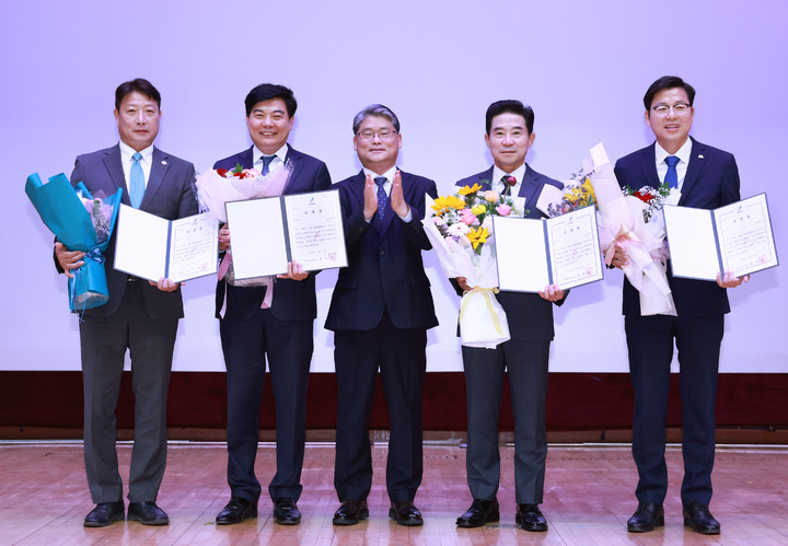 [전주=뉴시스] 전북도는 25일 ‘일자리정책 우수 시군 평가 시상식’을 갖고 임상규 행정부지사(가운데)가 해당 시군에 기관표창을 수여했다. 2023.05.25 *재판매 및 DB 금지