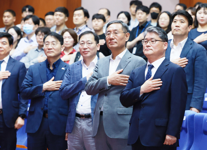 [전주=뉴시스] 25일 전북도청 공연장에서 열린 ‘5월 소통의 날’ 행사에서 임상규 행정부지사가 직원들이 국민의례를 하고 있다. 2023.05.25 (사진= 전라북도청 제공) *재판매 및 DB 금지