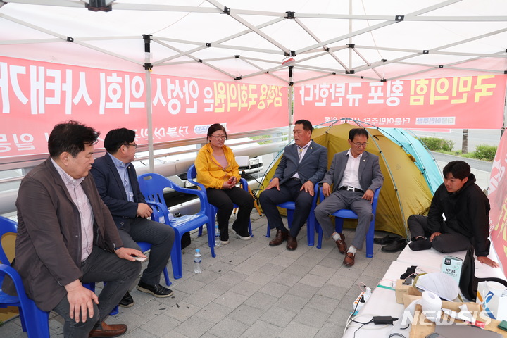 [안성=뉴시스] 안성시의회 국민의힘 의원들이 민주당 의원들의 농성장을 찾았다.