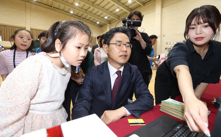 [충주=뉴시스] 김창기 국세청장은 5월 가정의 달을 맞아 25일 충청북도 충주시에 소재한 충주성심학교를 직접 방문해 '찾아가는 조세박물관' 행사를 진행했다. (사진=국세청 제공) 2023.05.25. photo@newsis.com *재판매 및 DB 금지