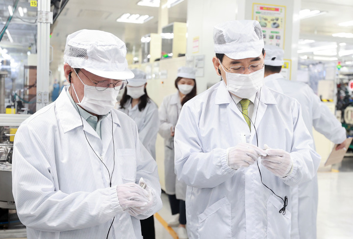 [청주=뉴시스] 이창양 산업통상자원부 장관이 25일 충북 청주시 LG에너지솔루션 오창공장 현장을 찾았다. (사진=산업통상자원부 제공) *재판매 및 DB 금지