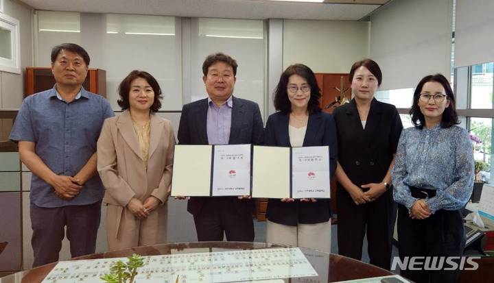 [전주=뉴시스]윤난슬 기자 = 전북 전주시는 전주대학교 산학협력단과 전주시 사회복지급식관리지원센터 설치·운영 업무 추진을 위한 위탁 협약을 체결했다고 26일 밝혔다.(사진=전주시 제공) 