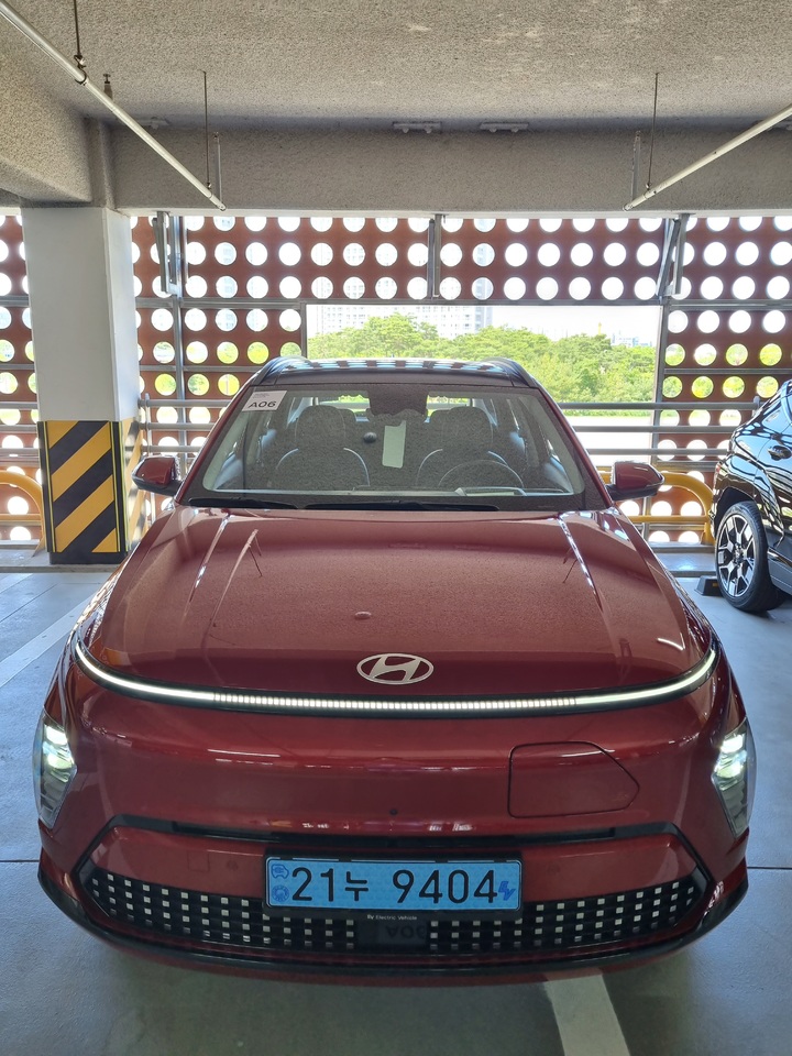 [서울=뉴시스] 디 올 뉴 코나 일렉트릭의 전면부. 현대차의 패밀리룩이 된 '일자 램프'가 눈에 띈다.(사진=안경무 기자) 2023.5.25 photo@newsis.com *재판매 및 DB 금지