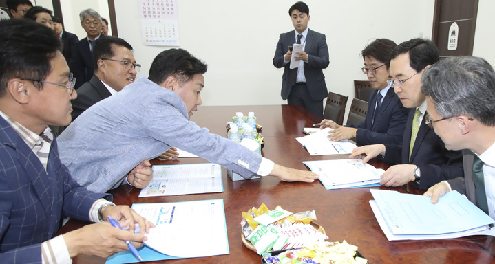 [서울=뉴시스] 최정규 기자 = 김관영 전북도지사와 신영대·정운천 국회의원은 25일 국회에서 이창양 산업통상자원부 장관을 만나 새만금 이차전지 특화단지 지정을 공동 건의했다.(전북도 제공) 2023.05.25. *재판매 및 DB 금지