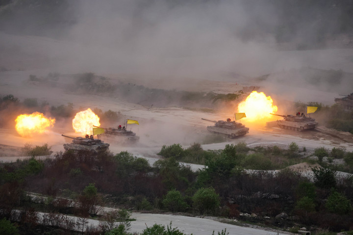 [서울=뉴시스] K2 전차가 동시통합사격으로 적 진지를 초토화하는 모습. (사진=국방부 제공) 2023.05.25. photo@newsis.com *재판매 및 DB 금지