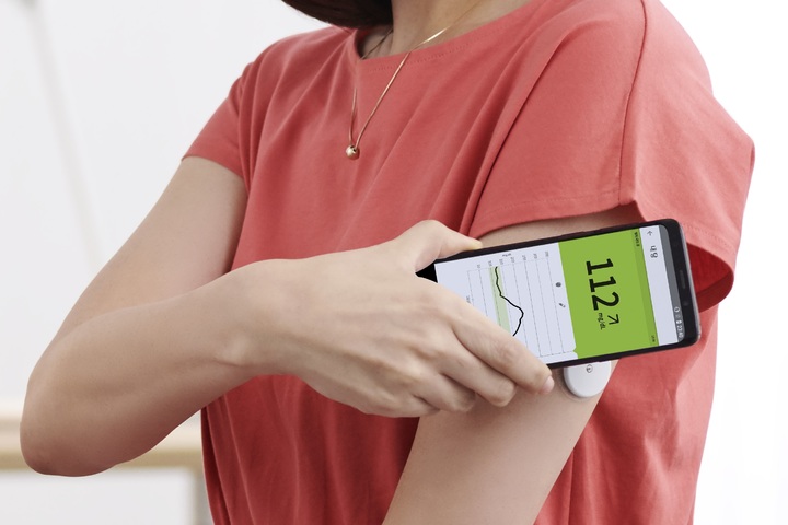 [서울=뉴시스] 연속혈당측정기 '프리스타일 리브레'의 센서를 팔에 부착한 후 스마트폰을 접촉해 혈당을 측정하는 모습 (사진=대웅제약 제공) *재판매 및 DB 금지