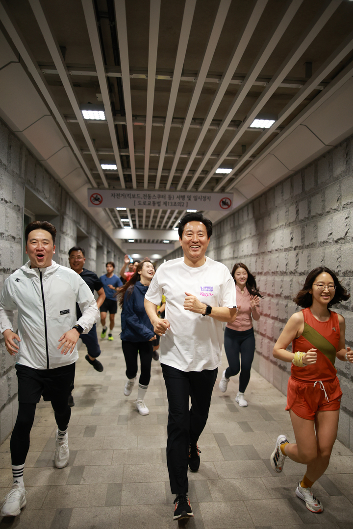 [서울=뉴시스]오세훈 서울시장이 25일 오후 '7979 서울 러닝크루' 참석자들과 율곡터널을 달리고 있다. '7979 서울 러닝크루'는 서울시민 누구나 참여 가능한 생활체육으로 매주 목요일 저녁 도심을 달리는 프로그램이다. (사진=서울시 제공) *재판매 및 DB 금지