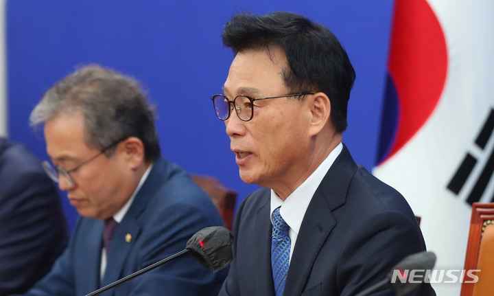 [서울=뉴시스] 추상철 기자 = 박광온 더불어민주당 원내대표가 지난 25일 오전 서울 여의도 국회에서 열린 정책조정회의에서 발언하고 있다. 2023.05.25. scchoo@newsis.com