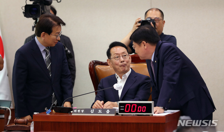 [서울=뉴시스] 전진환 기자 = 김도읍 법사위원장이 25일 오전 서울 여의도 국회에서 열린 법제사법위원회 전체회의에서 정점식(오른쪽) 국민의힘 간사, 권칠승(왼쪽) 더불어민주당 간사와 논의하고 있다. 2023.05.25. amin2@newsis.com
