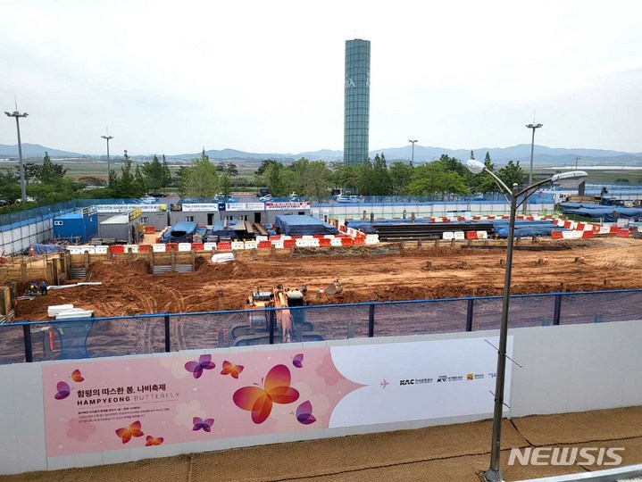 [무안=뉴시스] 이창우 기자=무안국제공항 KTX역사 신축공사가 한창이다. 2023.05.25. lcw@newsis.com