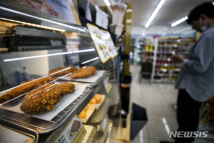 [서울=뉴시스] 정병혁 기자 = 서울시내 한 편의점에 치킨이 진열되어 있다. 2023.05.25. jhope@newsis.com
