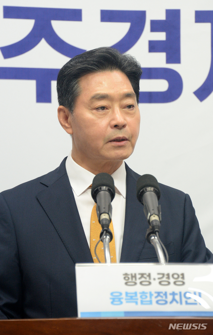 [전주=뉴시스] 김얼 기자 = 신원식 전 전북정무부지사가 25일 전북 전주시 전북도의회 기자회견장에서 총선 출마 기자회견을 열고 회견문을 낭독하고 있다. 2023.05.25. pmkeul@nwsis.com