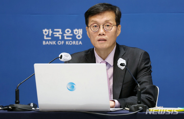 [서울=뉴시스] 사진공동취재단 = 이창용 한국은행 총재가 25일 서울 중구 한국은행 신축 본부에서 금융통화위원회 정기회의를 마친 뒤 기자간담회를 하고 있다. 2023.05.25. photo@newsis.com