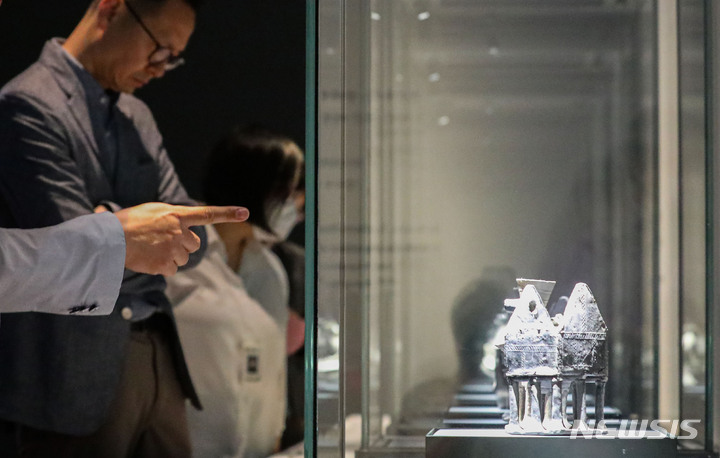 [서울=뉴시스] 권창회 기자 = 25일 오전 서울 용산구 국립중앙박물관에서 '영원한 여정, 특별한 동행' 특별전 언론공개회가 진행되고 있다. 2023.05.25. kch0523@newsis.com