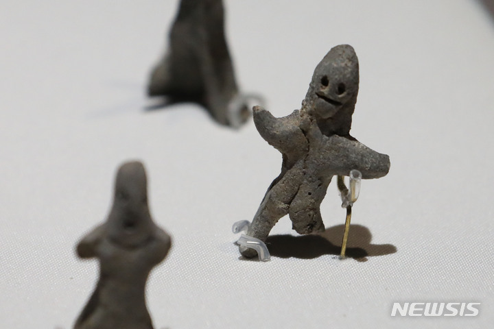 [서울=뉴시스] 권창회 기자 = 25일 오전 서울 용산구 국립중앙박물관에서 '영원한 여정, 특별한 동행' 특별전 언론공개회가 진행되고 있다. 2023.05.25. kch0523@newsis.com