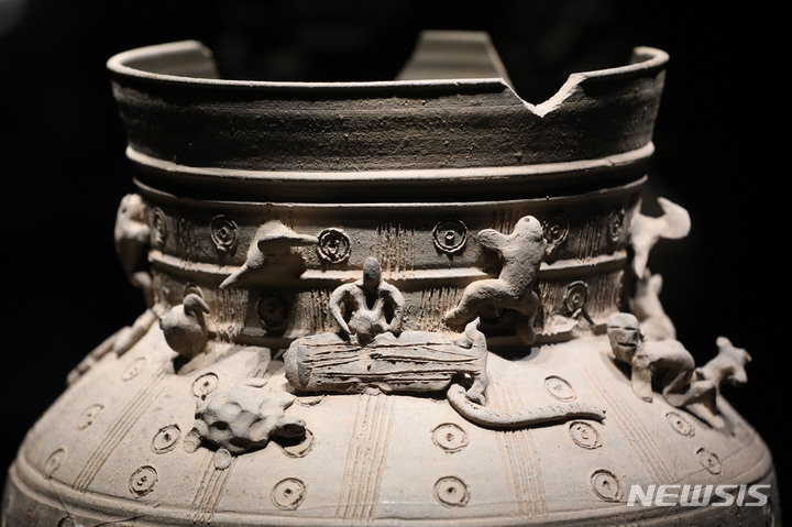 [서울=뉴시스] 권창회 기자 = 25일 오전 서울 용산구 국립중앙박물관에서 '영원한 여정, 특별한 동행' 특별전 언론공개회가 진행되고 있다. 2023.05.25. kch0523@newsis.com