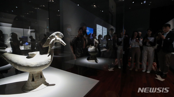 [서울=뉴시스] 권창회 기자 = 25일 오전 서울 용산구 국립중앙박물관에서 '영원한 여정, 특별한 동행' 특별전 언론공개회가 진행되고 있다. 2023.05.25. kch0523@newsis.com