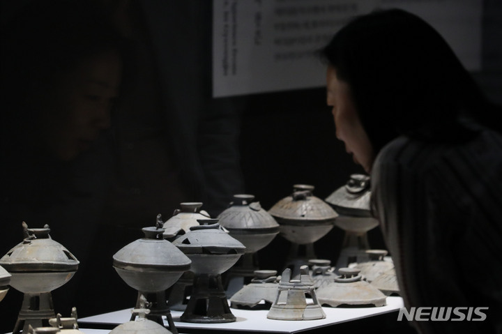 [서울=뉴시스] 권창회 기자 = 25일 오전 서울 용산구 국립중앙박물관에서 '영원한 여정, 특별한 동행' 특별전 언론공개회가 진행되고 있다. 2023.05.25. kch0523@newsis.com