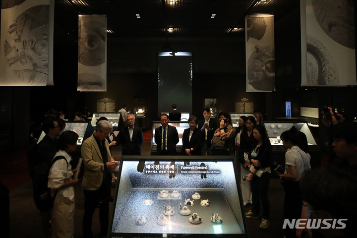 [서울=뉴시스] 권창회 기자 = 25일 오전 서울 용산구 국립중앙박물관에서 '영원한 여정, 특별한 동행' 특별전 언론공개회가 진행되고 있다. 2023.05.25. kch0523@newsis.com