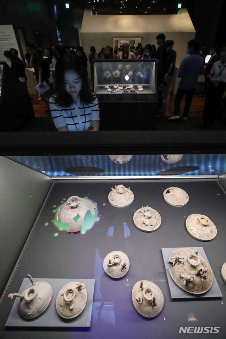 [서울=뉴시스] 권창회 기자 = 25일 오전 서울 용산구 국립중앙박물관에서 '영원한 여정, 특별한 동행' 특별전 언론공개회가 진행되고 있다. 2023.05.25. kch0523@newsis.com