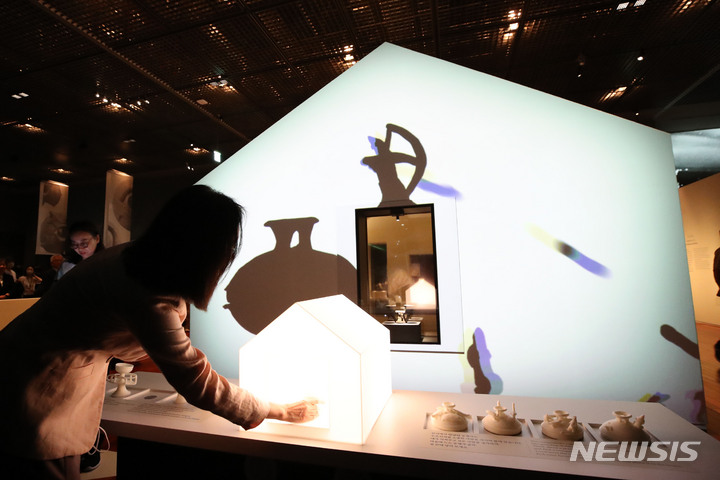 [서울=뉴시스] 권창회 기자 = 25일 오전 서울 용산구 국립중앙박물관에서 '영원한 여정, 특별한 동행' 특별전 언론공개회가 진행되고 있다. 2023.05.25. kch0523@newsis.com