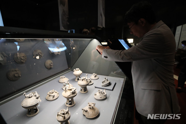 [서울=뉴시스] 권창회 기자 = 25일 오전 서울 용산구 국립중앙박물관에서 '영원한 여정, 특별한 동행' 특별전 언론공개회가 진행되고 있다. 2023.05.25. kch0523@newsis.com