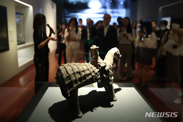[서울=뉴시스] 권창회 기자 = 25일 오전 서울 용산구 국립중앙박물관에서 '영원한 여정, 특별한 동행' 특별전 언론공개회가 진행되고 있다. 2023.05.25. kch0523@newsis.com