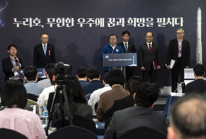 [서울=뉴시스] 고정환 한국항공우주연구원 한국형발사체 고도화사업단장이 25일 전남 고흥군 나로우주센터 프레스룸에서 누리호 재발사 관련 브리핑을 하고 있다. (사진=한국항공우주연구원 제공) 2023.05.25. photo@newsis.com *재판매 및 DB 금지