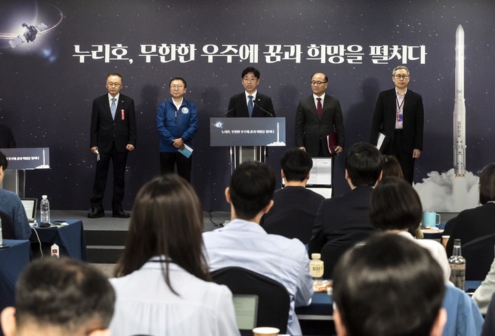 [서울=뉴시스] 오태석 과학기술정보통신부 제1차관이 25일 전남 고흥군 나로우주센터 프레스룸에서 누리호 재발사 관련 브리핑을 하고 있다. (사진=한국항공우주연구원 제공) 2023.05.25. photo@newsis.com *재판매 및 DB 금지