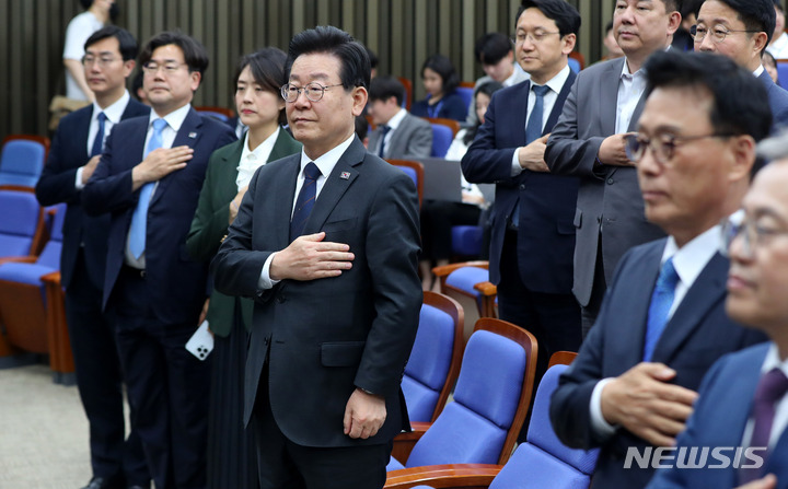 [서울=뉴시스] 추상철 기자 = 이재명 더불어민주당 대표가 지난 25일 오후 서울 여의도 국회에서 열린 의원총회에 참석해 국민의례를 하고 있다. 2023.05.25. scchoo@newsis.com