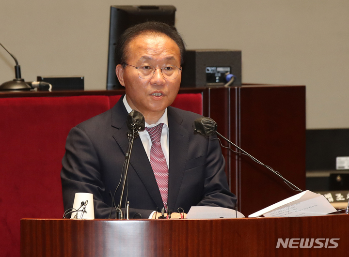 [서울=뉴시스] 고범준 기자 = 윤재옥 국민의힘 원내대표가 25일 오후 서울 여의도 국회 본관 예결위회의장에서 열린 의원총회에서 발언하고 있다. 2023.05.25. bjko@newsis.com