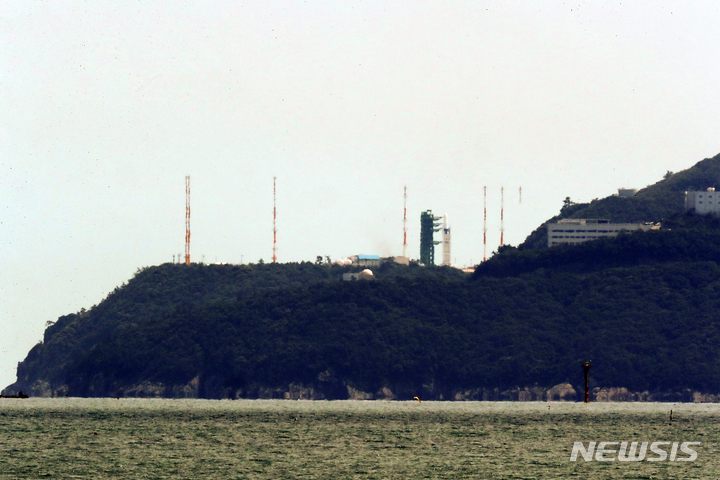 [여수=뉴시스] 김선웅 기자 = 25일 전남 여수시 낭도에서 바라본 고흥 나로우주센터 발사대에 한국형 우주 발사체 누리호(KSLV-Ⅱ)가 기립돼 3차 발사를 준비하고 있다. 어제 발사 예정이었던 누리호는 기술적 문제로 인해 발사가 오늘 오후 6시 24분으로 연기됐다. 2023.05.25. mangusta@newsis.com