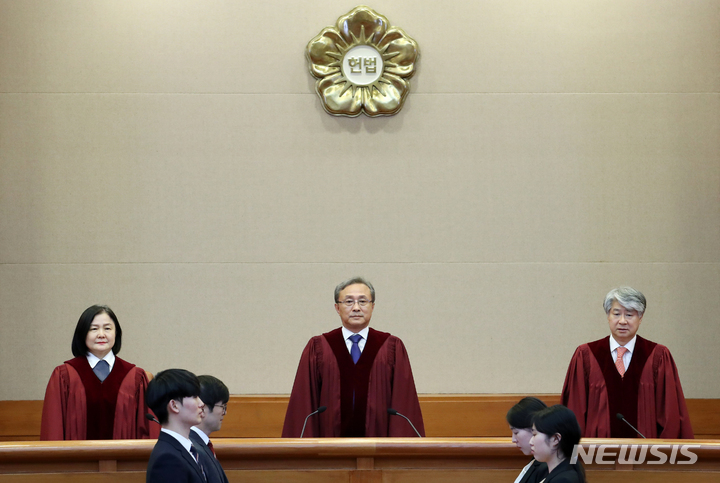 [서울=뉴시스] 조성우 기자 = 유남석 헌법재판소장과 헌법재판관들이 지난 25일 오후 서울 종로구 헌법재판소 대심판정에서 한미상호방위조약 제4조 등에 대한 헌법소원심판 사건 등 5월 심판 사건 선고를 위해 입장하고 있다. 2023.05.25. xconfind@newsis.com