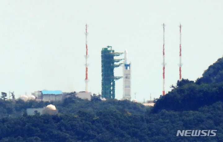 [여수=뉴시스] 김선웅 기자 = 25일 전남 여수시 낭도에서 바라본 고흥 나로우주센터 발사대에 한국형 우주 발사체 누리호(KSLV-Ⅱ)가 기립돼 3차 발사를 준비하고 있다. 어제 발사 예정이었던 누리호는 기술적 문제로 인해 발사가 오늘 오후 6시 24분으로 연기됐다. 2023.05.25. mangusta@newsis.com